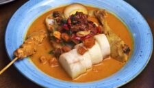Semangkuk bubur pedas khas Singkawang yang kaya rempah dan sayuran segar, siap memanjakan lidah dengan cita rasa uniknya. Taburan teri dan kacang tanah renyah menambah tekstur yang menggugah selera.