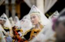 Penari Zapin Melayu menampilkan keanggunan gerak dalam balutan busana tradisional yang indah, memukau penonton dengan irama musik yang syahdu. Tarian ini adalah salah satu bentuk ekspresi budaya Melayu yang kaya dan terus dilestarikan.