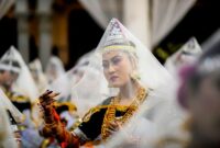 Penari Zapin Melayu menampilkan keanggunan gerak dalam balutan busana tradisional yang indah, memukau penonton dengan irama musik yang syahdu. Tarian ini adalah salah satu bentuk ekspresi budaya Melayu yang kaya dan terus dilestarikan.