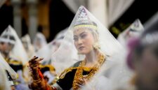 Penari Zapin Melayu menampilkan keanggunan gerak dalam balutan busana tradisional yang indah, memukau penonton dengan irama musik yang syahdu. Tarian ini adalah salah satu bentuk ekspresi budaya Melayu yang kaya dan terus dilestarikan.