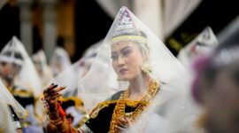 Penari Zapin Melayu menampilkan keanggunan gerak dalam balutan busana tradisional yang indah, memukau penonton dengan irama musik yang syahdu. Tarian ini adalah salah satu bentuk ekspresi budaya Melayu yang kaya dan terus dilestarikan.