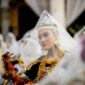 Penari Zapin Melayu menampilkan keanggunan gerak dalam balutan busana tradisional yang indah, memukau penonton dengan irama musik yang syahdu. Tarian ini adalah salah satu bentuk ekspresi budaya Melayu yang kaya dan terus dilestarikan.