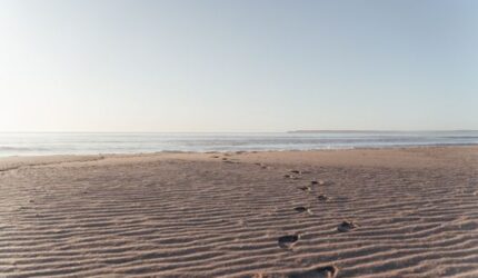 Mengurai Pesona Pantai Pasir: Lebih dari Sekadar Hamparan Butiran Halus