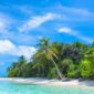 Hamparan pasir putih lembut berpadu dengan air laut biru jernih di sebuah pantai tropis yang memukau, menawarkan pemandangan menenangkan untuk setiap mata yang memandang. Suasana damai ini mengundang siapa saja untuk merasakan sentuhan alam yang menyegarkan pikiran dan jiwa.
