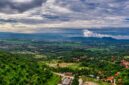 Bukit Kelam menjulang gagah di Sintang, Kalimantan Barat, merupakan monolit terbesar di Indonesia yang menyimpan keindahan alam dan legenda kuno tentang batu raksasa yang pernah terbang. Formasi batuan unik ini menjadi daya tarik wisata sekaligus situs sakral bagi masyarakat setempat.