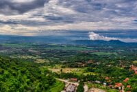 Bukit Kelam menjulang gagah di Sintang, Kalimantan Barat, merupakan monolit terbesar di Indonesia yang menyimpan keindahan alam dan legenda kuno tentang batu raksasa yang pernah terbang. Formasi batuan unik ini menjadi daya tarik wisata sekaligus situs sakral bagi masyarakat setempat.