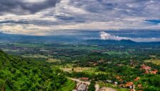 Bukit Kelam menjulang gagah di Sintang, Kalimantan Barat, merupakan monolit terbesar di Indonesia yang menyimpan keindahan alam dan legenda kuno tentang batu raksasa yang pernah terbang. Formasi batuan unik ini menjadi daya tarik wisata sekaligus situs sakral bagi masyarakat setempat.