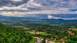 Bukit Kelam menjulang gagah di Sintang, Kalimantan Barat, merupakan monolit terbesar di Indonesia yang menyimpan keindahan alam dan legenda kuno tentang batu raksasa yang pernah terbang. Formasi batuan unik ini menjadi daya tarik wisata sekaligus situs sakral bagi masyarakat setempat.
