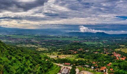 Misteri Bukit Kelam: Legenda Batu Raksasa yang Pernah Terbang ke Hutan Kalimantan