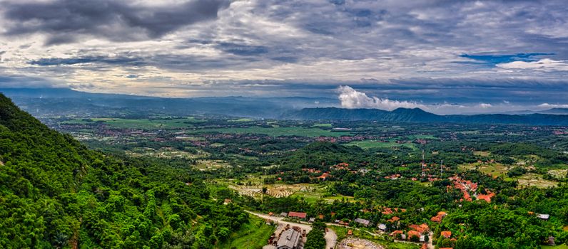 Bukit Kelam menjulang gagah di Sintang, Kalimantan Barat, merupakan monolit terbesar di Indonesia yang menyimpan keindahan alam dan legenda kuno tentang batu raksasa yang pernah terbang. Formasi batuan unik ini menjadi daya tarik wisata sekaligus situs sakral bagi masyarakat setempat.