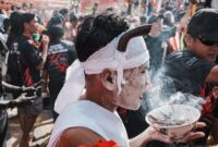 Masyarakat Dayak mengenakan pakaian adat tradisional saat merayakan Gawai, sebuah festival panen yang kaya akan ritual dan tarian. Perayaan ini adalah wujud syukur kepada alam dan leluhur, sekaligus ajang melestarikan budaya di tengah generasi muda.