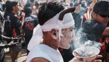 Masyarakat Dayak mengenakan pakaian adat tradisional saat merayakan Gawai, sebuah festival panen yang kaya akan ritual dan tarian. Perayaan ini adalah wujud syukur kepada alam dan leluhur, sekaligus ajang melestarikan budaya di tengah generasi muda.
