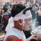 Masyarakat Dayak mengenakan pakaian adat tradisional saat merayakan Gawai, sebuah festival panen yang kaya akan ritual dan tarian. Perayaan ini adalah wujud syukur kepada alam dan leluhur, sekaligus ajang melestarikan budaya di tengah generasi muda.