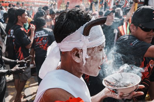 Masyarakat Dayak mengenakan pakaian adat tradisional saat merayakan Gawai, sebuah festival panen yang kaya akan ritual dan tarian. Perayaan ini adalah wujud syukur kepada alam dan leluhur, sekaligus ajang melestarikan budaya di tengah generasi muda.