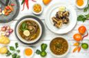 Semangkuk bubur pedas khas Indonesia dengan taburan bawang goreng dan pelengkap lainnya, siap menggoda selera dengan aroma rempah yang kuat dan cita rasa pedas yang khas. Hidangan ini menunjukkan kekayaan kuliner Nusantara yang berani bermain dengan spektrum rasa.
