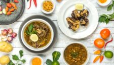 Semangkuk bubur pedas khas Indonesia dengan taburan bawang goreng dan pelengkap lainnya, siap menggoda selera dengan aroma rempah yang kuat dan cita rasa pedas yang khas. Hidangan ini menunjukkan kekayaan kuliner Nusantara yang berani bermain dengan spektrum rasa.