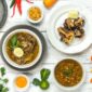 Semangkuk bubur pedas khas Indonesia dengan taburan bawang goreng dan pelengkap lainnya, siap menggoda selera dengan aroma rempah yang kuat dan cita rasa pedas yang khas. Hidangan ini menunjukkan kekayaan kuliner Nusantara yang berani bermain dengan spektrum rasa.