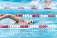 Sekelompok orang dewasa dengan antusias mengikuti kelas aqua aerobik di kolam renang, menunjukkan semangat dan kegembiraan dalam berolahraga air. Latihan ini memanfaatkan resistensi air untuk meningkatkan kebugaran kardiovaskular dan kekuatan otot tanpa membebani persendian.