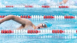 Sekelompok orang dewasa dengan antusias mengikuti kelas aqua aerobik di kolam renang, menunjukkan semangat dan kegembiraan dalam berolahraga air. Latihan ini memanfaatkan resistensi air untuk meningkatkan kebugaran kardiovaskular dan kekuatan otot tanpa membebani persendian.