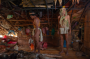 Seorang tetua adat Dayak Kanayatn memimpin ritual sakral di tengah perkampungan mereka, menunjukkan dedikasi mendalam terhadap warisan leluhur dan menjaga keseimbangan spiritual dengan alam. Pemandangan ini mencerminkan kekuatan tradisi yang terus hidup dalam kehidupan sehari-hari masyarakat Dayak Kanayatn.