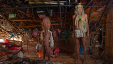 Seorang tetua adat Dayak Kanayatn memimpin ritual sakral di tengah perkampungan mereka, menunjukkan dedikasi mendalam terhadap warisan leluhur dan menjaga keseimbangan spiritual dengan alam. Pemandangan ini mencerminkan kekuatan tradisi yang terus hidup dalam kehidupan sehari-hari masyarakat Dayak Kanayatn.