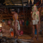 Seorang tetua adat Dayak Kanayatn memimpin ritual sakral di tengah perkampungan mereka, menunjukkan dedikasi mendalam terhadap warisan leluhur dan menjaga keseimbangan spiritual dengan alam. Pemandangan ini mencerminkan kekuatan tradisi yang terus hidup dalam kehidupan sehari-hari masyarakat Dayak Kanayatn.