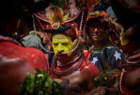 Masyarakat Dayak Kanayatn mengenakan pakaian adat saat perayaan Gawai Dayak, menunjukkan kekayaan budaya dan semangat kebersamaan yang terus dijaga oleh generasi muda mereka di Kalimantan Barat. Pakaian dengan ornamen khas ini adalah simbol identitas yang diwariskan dari leluhur.