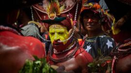 Masyarakat Dayak Kanayatn mengenakan pakaian adat saat perayaan Gawai Dayak, menunjukkan kekayaan budaya dan semangat kebersamaan yang terus dijaga oleh generasi muda mereka di Kalimantan Barat. Pakaian dengan ornamen khas ini adalah simbol identitas yang diwariskan dari leluhur.