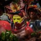 Masyarakat Dayak Kanayatn mengenakan pakaian adat saat perayaan Gawai Dayak, menunjukkan kekayaan budaya dan semangat kebersamaan yang terus dijaga oleh generasi muda mereka di Kalimantan Barat. Pakaian dengan ornamen khas ini adalah simbol identitas yang diwariskan dari leluhur.