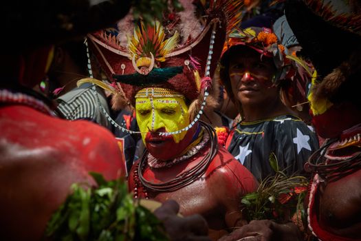 Masyarakat Dayak Kanayatn mengenakan pakaian adat saat perayaan Gawai Dayak, menunjukkan kekayaan budaya dan semangat kebersamaan yang terus dijaga oleh generasi muda mereka di Kalimantan Barat. Pakaian dengan ornamen khas ini adalah simbol identitas yang diwariskan dari leluhur.