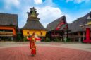 Penari Dayak Kanayatn dengan pakaian adat lengkap sedang menampilkan tarian tradisional, simbol kekayaan budaya dan spiritualitas yang terus dilestarikan di Kalimantan Barat. Gerakan yang anggun dan ritmis ini merefleksikan hubungan mendalam mereka dengan alam dan leluhur.