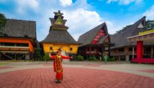 Penari Dayak Kanayatn dengan pakaian adat lengkap sedang menampilkan tarian tradisional, simbol kekayaan budaya dan spiritualitas yang terus dilestarikan di Kalimantan Barat. Gerakan yang anggun dan ritmis ini merefleksikan hubungan mendalam mereka dengan alam dan leluhur.