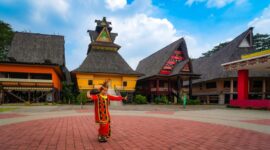 Penari Dayak Kanayatn dengan pakaian adat lengkap sedang menampilkan tarian tradisional, simbol kekayaan budaya dan spiritualitas yang terus dilestarikan di Kalimantan Barat. Gerakan yang anggun dan ritmis ini merefleksikan hubungan mendalam mereka dengan alam dan leluhur.