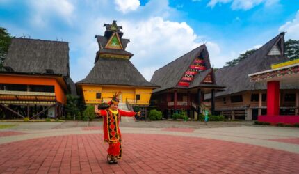 Pesona Alam dan Kearifan Leluhur Dayak Kanayatn di Jantung Borneo