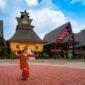 Penari Dayak Kanayatn dengan pakaian adat lengkap sedang menampilkan tarian tradisional, simbol kekayaan budaya dan spiritualitas yang terus dilestarikan di Kalimantan Barat. Gerakan yang anggun dan ritmis ini merefleksikan hubungan mendalam mereka dengan alam dan leluhur.