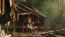 Petugas medis sedang berinteraksi dengan masyarakat di sebuah pusat kesehatan desa terpencil di Kalimantan Barat, menunjukkan dedikasi dalam memberikan layanan di tengah keterbatasan akses. Gambar ini merefleksikan upaya tanpa henti untuk memastikan setiap individu mendapatkan perhatian kesehatan yang layak.