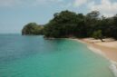 Hamparan pasir putih bersih yang berpadu sempurna dengan air laut berwarna pirus di salah satu pantai tersembunyi di Indonesia, menawarkan ketenangan yang tak ternilai. Pemandangan ini mengundang setiap mata untuk menikmati keindahan alam yang memukau.