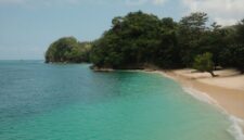 Hamparan pasir putih bersih yang berpadu sempurna dengan air laut berwarna pirus di salah satu pantai tersembunyi di Indonesia, menawarkan ketenangan yang tak ternilai. Pemandangan ini mengundang setiap mata untuk menikmati keindahan alam yang memukau.