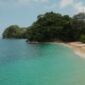 Hamparan pasir putih bersih yang berpadu sempurna dengan air laut berwarna pirus di salah satu pantai tersembunyi di Indonesia, menawarkan ketenangan yang tak ternilai. Pemandangan ini mengundang setiap mata untuk menikmati keindahan alam yang memukau.