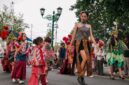 Seorang model mengenakan busana modern dengan sentuhan tenun ikat yang elegan, menampilkan perpaduan harmonis antara tradisi dan gaya kontemporer di sebuah gelaran fesyen. Pakaian ini mencerminkan bagaimana tenun ikat kini menjadi pilihan mode yang digemari oleh berbagai kalangan.