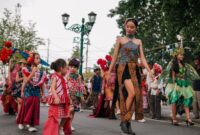 Seorang model mengenakan busana modern dengan sentuhan tenun ikat yang elegan, menampilkan perpaduan harmonis antara tradisi dan gaya kontemporer di sebuah gelaran fesyen. Pakaian ini mencerminkan bagaimana tenun ikat kini menjadi pilihan mode yang digemari oleh berbagai kalangan.