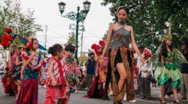 Seorang model mengenakan busana modern dengan sentuhan tenun ikat yang elegan, menampilkan perpaduan harmonis antara tradisi dan gaya kontemporer di sebuah gelaran fesyen. Pakaian ini mencerminkan bagaimana tenun ikat kini menjadi pilihan mode yang digemari oleh berbagai kalangan.