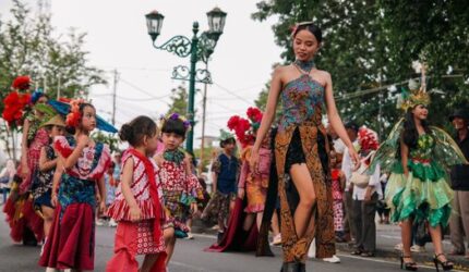 Tenun Ikat Indonesia: Dari Warisan Leluhur Menuju Panggung Mode Global
