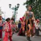 Seorang model mengenakan busana modern dengan sentuhan tenun ikat yang elegan, menampilkan perpaduan harmonis antara tradisi dan gaya kontemporer di sebuah gelaran fesyen. Pakaian ini mencerminkan bagaimana tenun ikat kini menjadi pilihan mode yang digemari oleh berbagai kalangan.