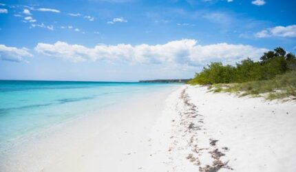 Mengurai Pesona Pantai Pasir: Lebih dari Sekadar Hamparan Butiran Halus