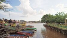 Tugu Khatulistiwa berdiri megah di Pontianak, Kalimantan Barat, menjadi penanda garis nol derajat lintang yang membelah bumi. Banyak wisatawan datang untuk merasakan sensasi berdiri di dua belahan bumi sekaligus.