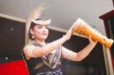 Para penari Dayak dalam balutan busana adat yang megah memukau penonton dengan gerakan tari tradisional saat perayaan Gawai Dayak di Kalimantan. Warna-warni kostum dan ekspresi wajah yang penuh semangat mencerminkan kekayaan budaya yang diwariskan turun-temurun.