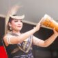 Para penari Dayak dalam balutan busana adat yang megah memukau penonton dengan gerakan tari tradisional saat perayaan Gawai Dayak di Kalimantan. Warna-warni kostum dan ekspresi wajah yang penuh semangat mencerminkan kekayaan budaya yang diwariskan turun-temurun.