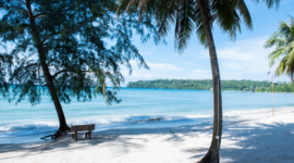 Hamparan pasir putih nan lembut yang berpadu sempurna dengan air laut jernih di bawah langit biru cerah, menawarkan pemandangan menenangkan yang sangat diidamkan para pelancong. Pantai ini menjadi destinasi idaman untuk relaksasi dan menikmati keindahan alam tropis yang memukau.