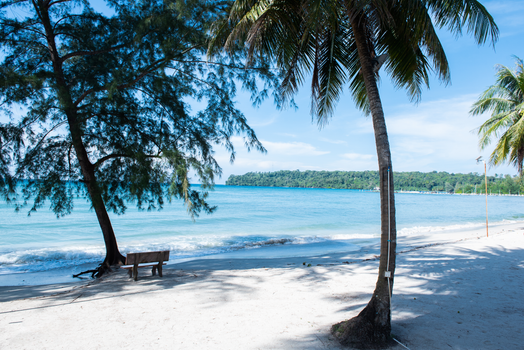 Hamparan pasir putih nan lembut yang berpadu sempurna dengan air laut jernih di bawah langit biru cerah, menawarkan pemandangan menenangkan yang sangat diidamkan para pelancong. Pantai ini menjadi destinasi idaman untuk relaksasi dan menikmati keindahan alam tropis yang memukau.